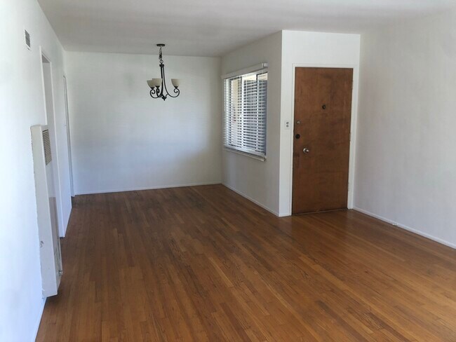 Dining Room/Front Door - 1611 Riverside Dr