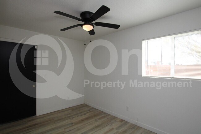Foto del edificio - 745 W McMurray Blvd