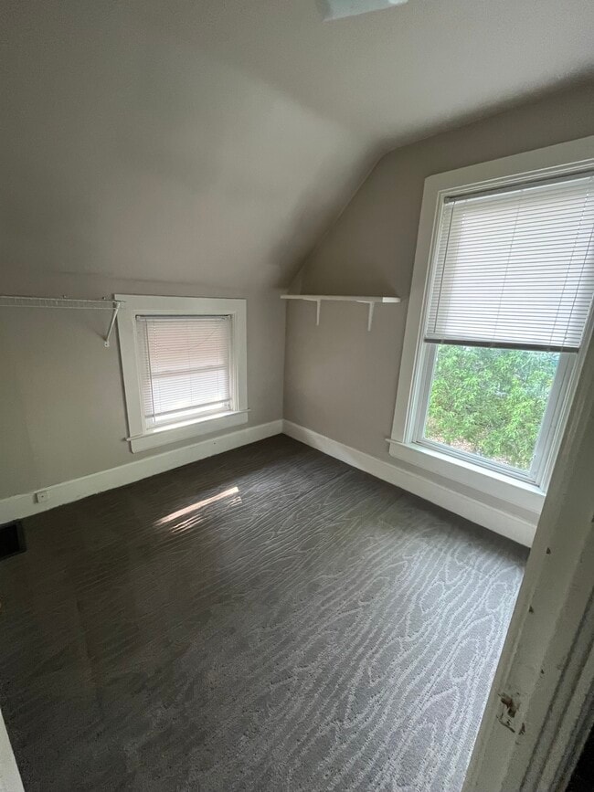 Bonus room for office - 725 W 3rd St