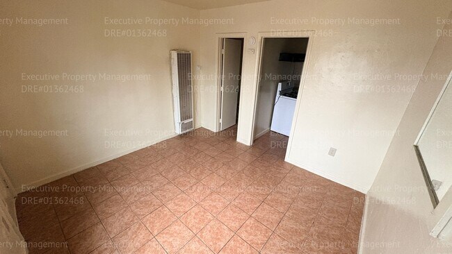 Foto del edificio - 105 E 8th St