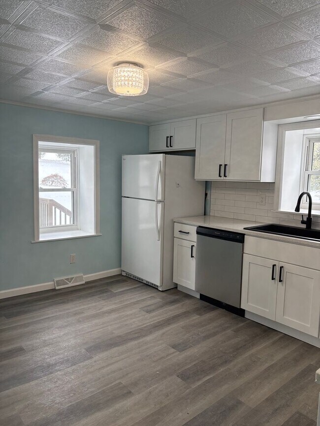 Foto del edificio - 1 Floor Living on 1/2 Acre, 4 Bedrooms/1 Bath, Garage-Dallastown SD