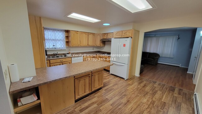 Foto del edificio - Large 4 bedroom 2 bath Ranch style Home