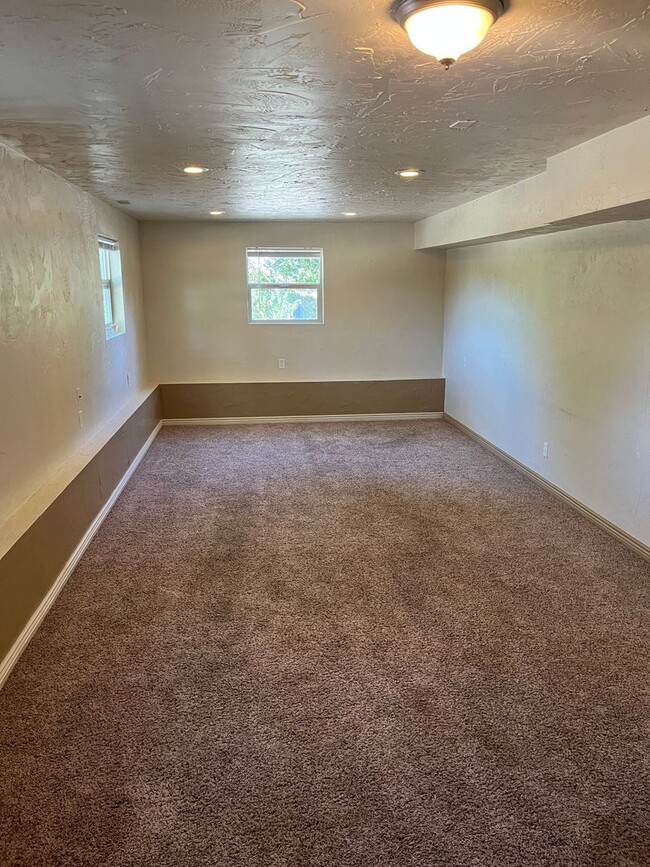 Foto del edificio - 3 Bed 1 Bath Downstairs unit.