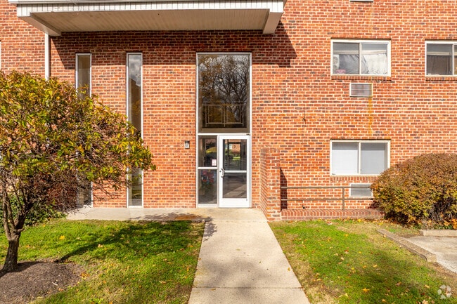 Entrada - Barclay Square Apartments