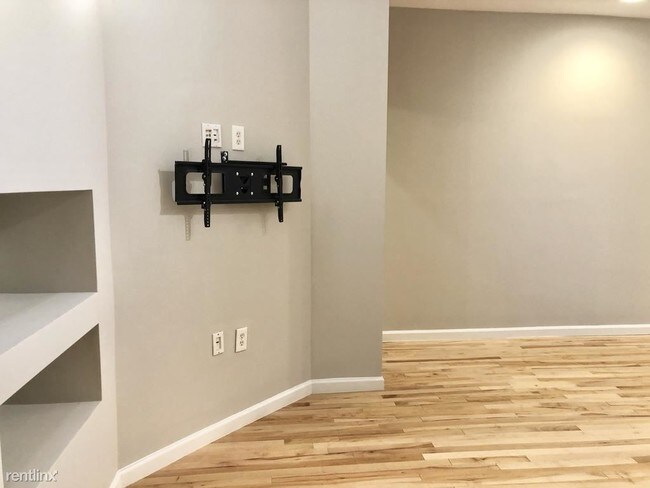 Building Photo - 2 br, 1 bath Apartment - 1517 3rd St NW