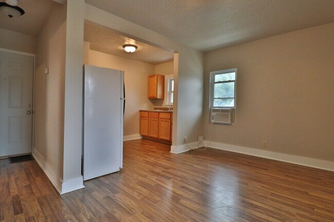Foto del edificio - 3225 N Lewis Ave