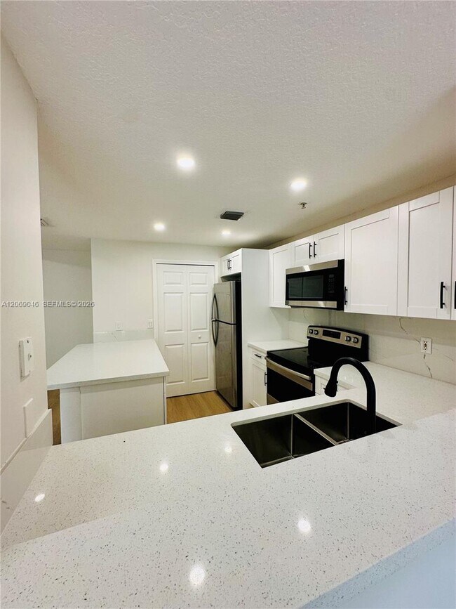 Foto del edificio - 6560 NW 114th Ave