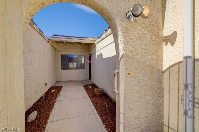 Building Photo - 8260 Abercrombe Way