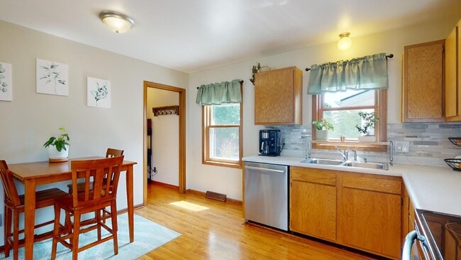 Building Photo - Availabale August 1st - Quiet Cul-de-Sac (3bed/2bath)