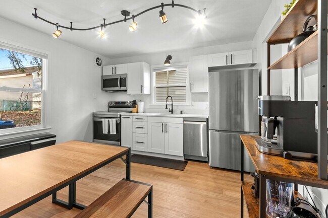 Full kitchen, fully stocked, with dining table - 916 Quincy St