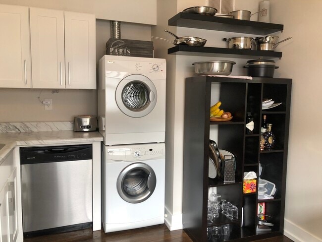 Building Photo - 597 Curzon Av