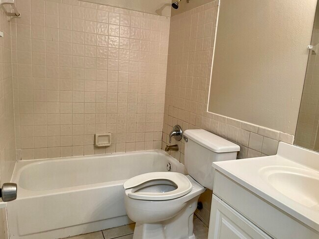 Building Photo - 4303 Line Dr