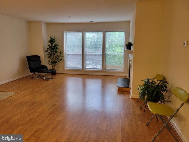 Foto del edificio - 3178 Summit Square Dr