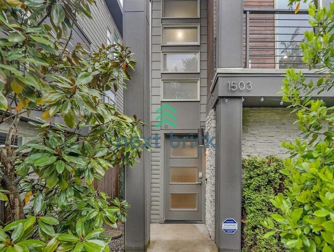 Building Photo - 3BR / 3BA Single-Family Home in Desirable Seattle Neighborhood
