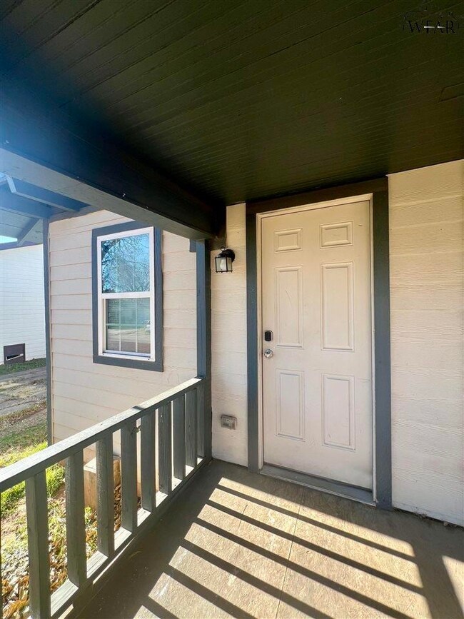 Building Photo - 1102 Bluff St