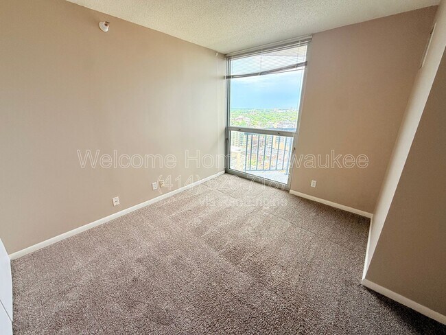 Foto del edificio - 1660 N Prospect Ave
