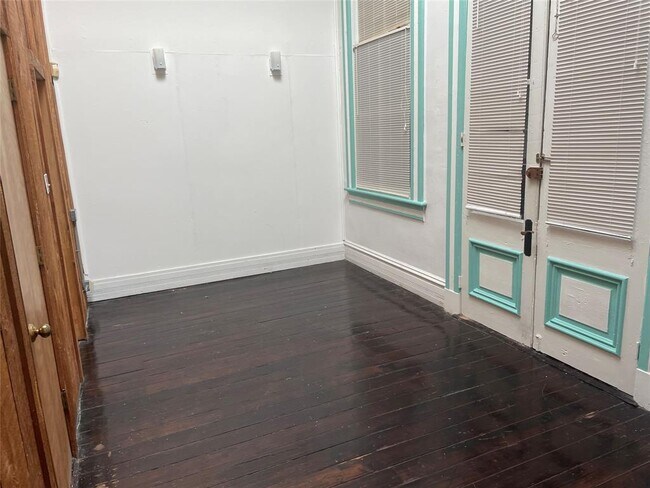Building Photo - 2116 The Strand