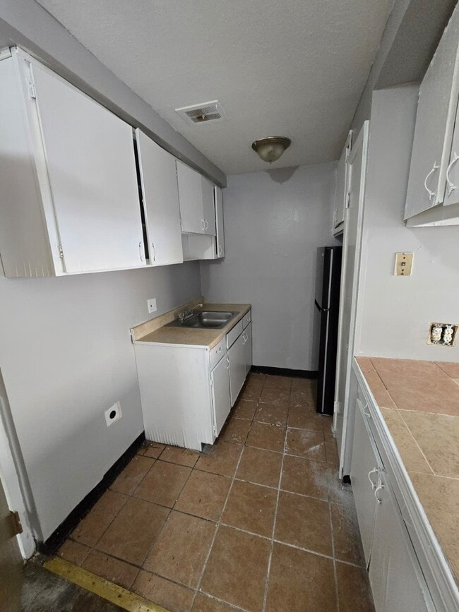 Building Photo - 1885 N Taylor Rd