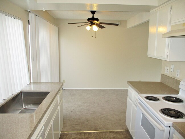 Building Photo - Spacious and Upgraded 2 Bedroom Condominiu...