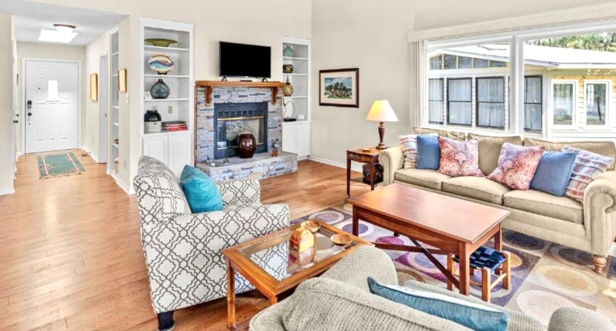 Primary Photo - Waterfront Home 50' Dock Protected Inlet- ...