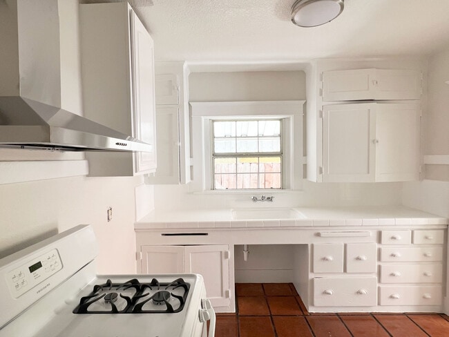 Cocina recién pintada y suelos de baldosas pulidas. - 1817 E 8th St