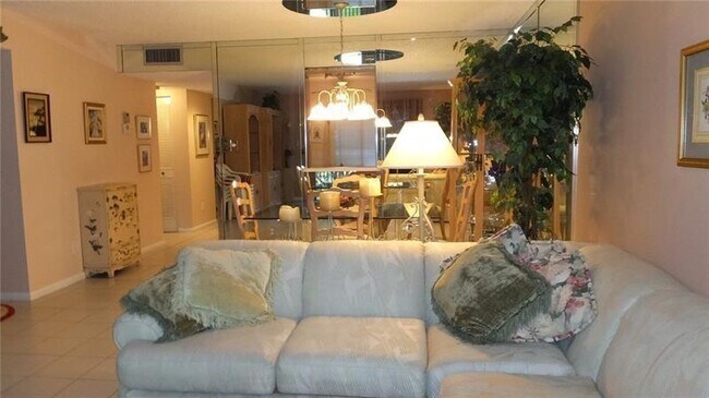 Building Photo - 2212 S Cypress Bend Dr