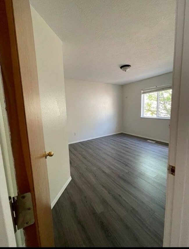 Building Photo - 627 NW Meadows Dr