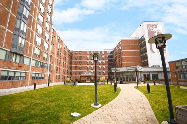 Building Photo - 798 Richmond Street West