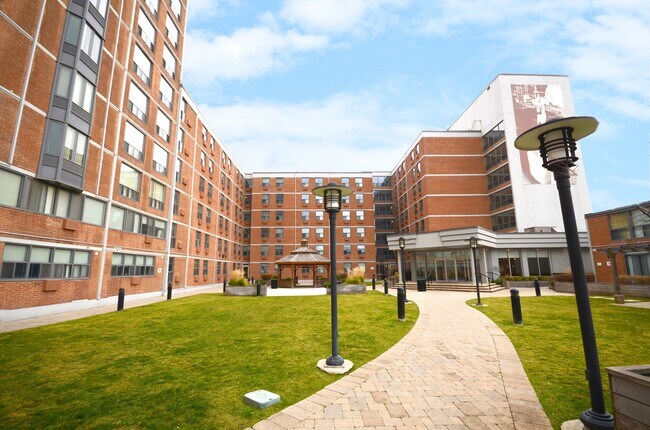 Photo du bâtiment - 798 Richmond Street West