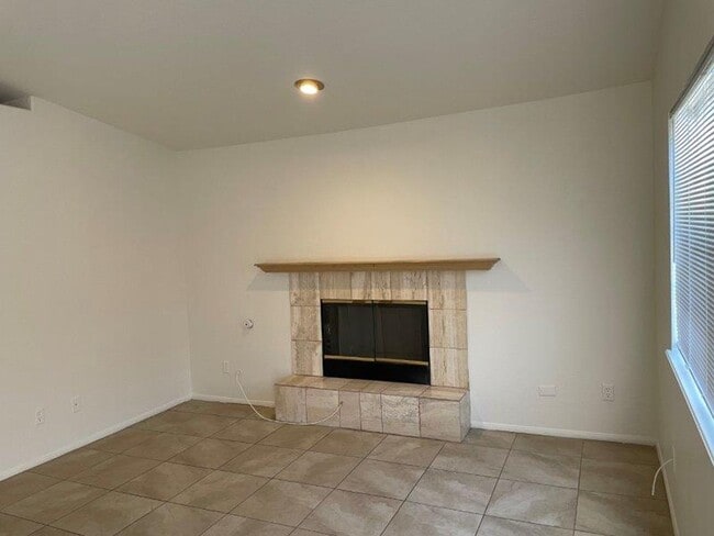 Foto del edificio - Spacious Home For RENT: 3 Bed / 2 Bath, Fenced in yard + 2 Car Garage!  MOVE IN READY!