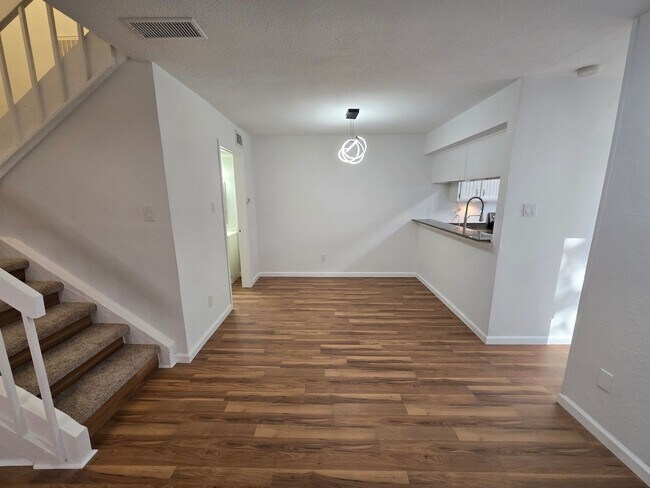Foto del edificio - Updated Townhome Condo in Prime Location!