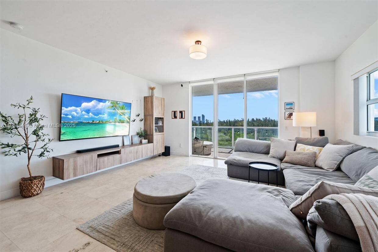 Foto principal - 15051 Royal Oaks Ln