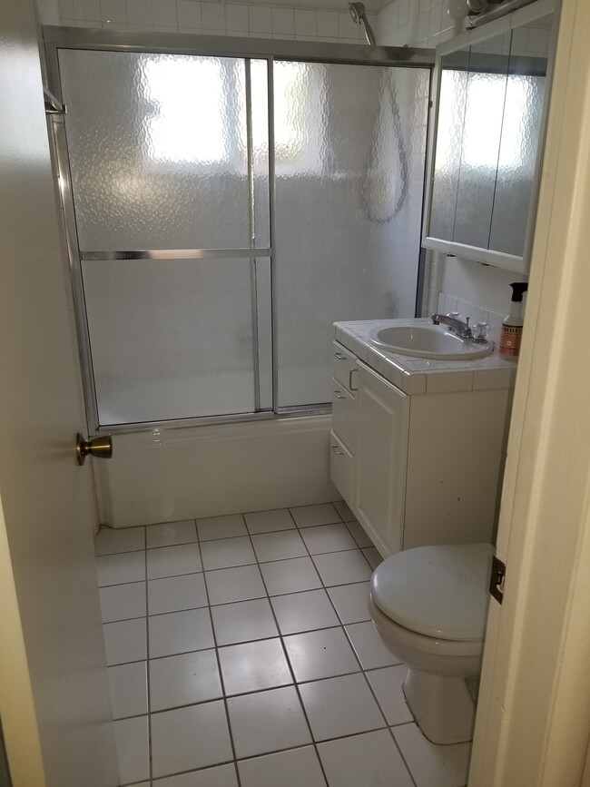 Full Bathroom - 1444 17th St