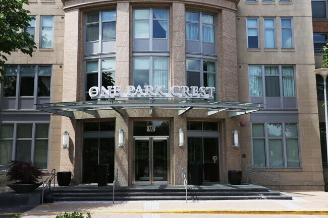 Foto del edificio - 8220 Crestwood Heights Dr