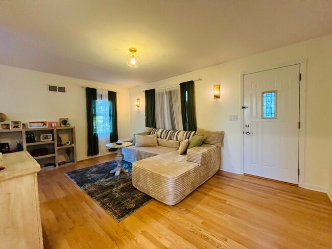 Foto del edificio - 6204 Hillcrest Rd