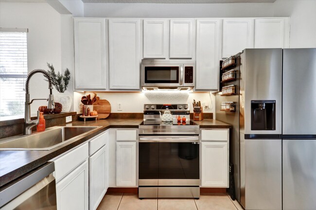 Building Photo - 2761 Retreat View Cir