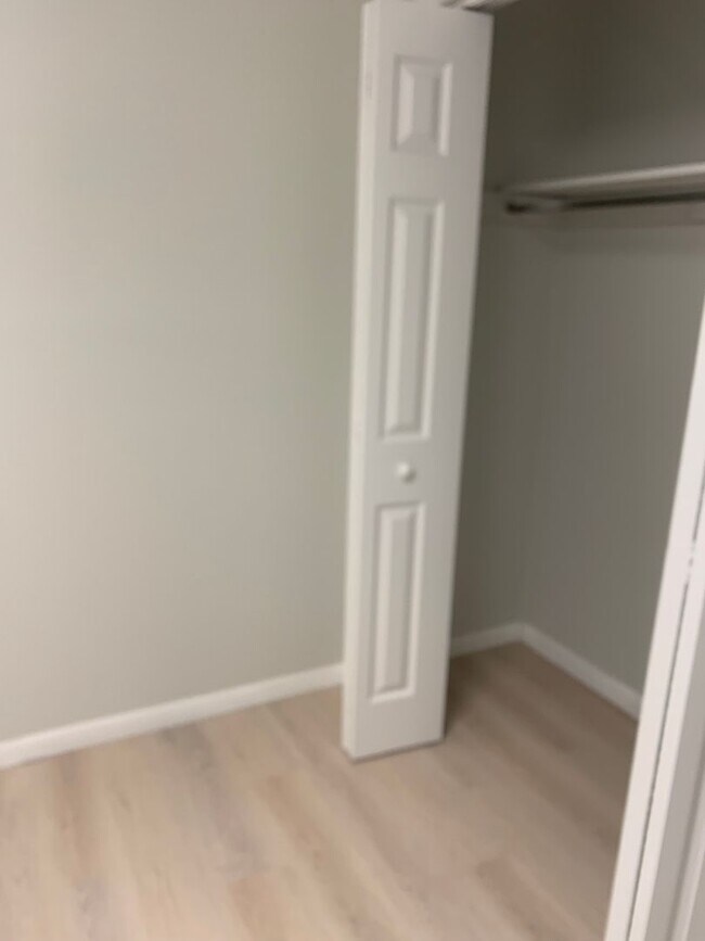 Building Photo - 2 bed 1 bath duplex off E Nine Mile Rd