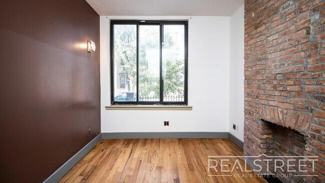 Foto del edificio - Gut-Renovated 3BR + Massive Finished Basement | Backyard, Laundry & HVAC | Bushwick