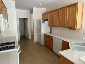 Building Photo - 7922 N Crested Starling Ct