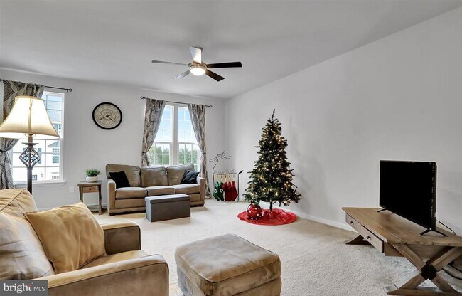 Building Photo - 114 Chamomile Ct