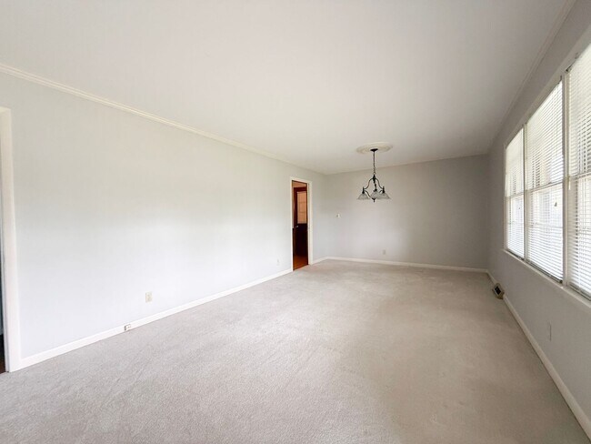 Foto del edificio - 3-Bedroom Home with Spacious Yard, Storage Shed & Natural Light