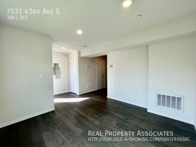 Building Photo - Bright Townhome Close to Parks and Restaur...