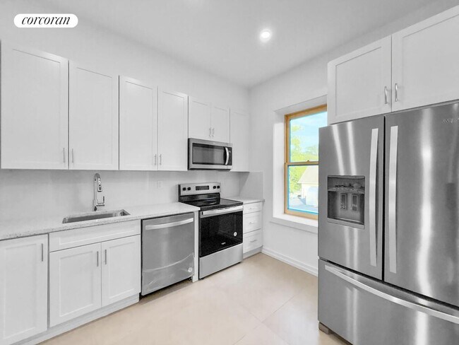 Foto del edificio - 65-50 Grand Ave