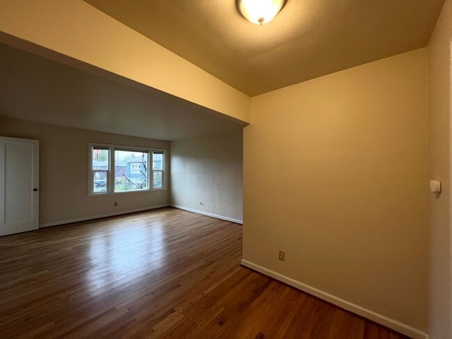 Foto del edificio - Pristine Top Floor 1 Bed, 1 Bath Gem!
