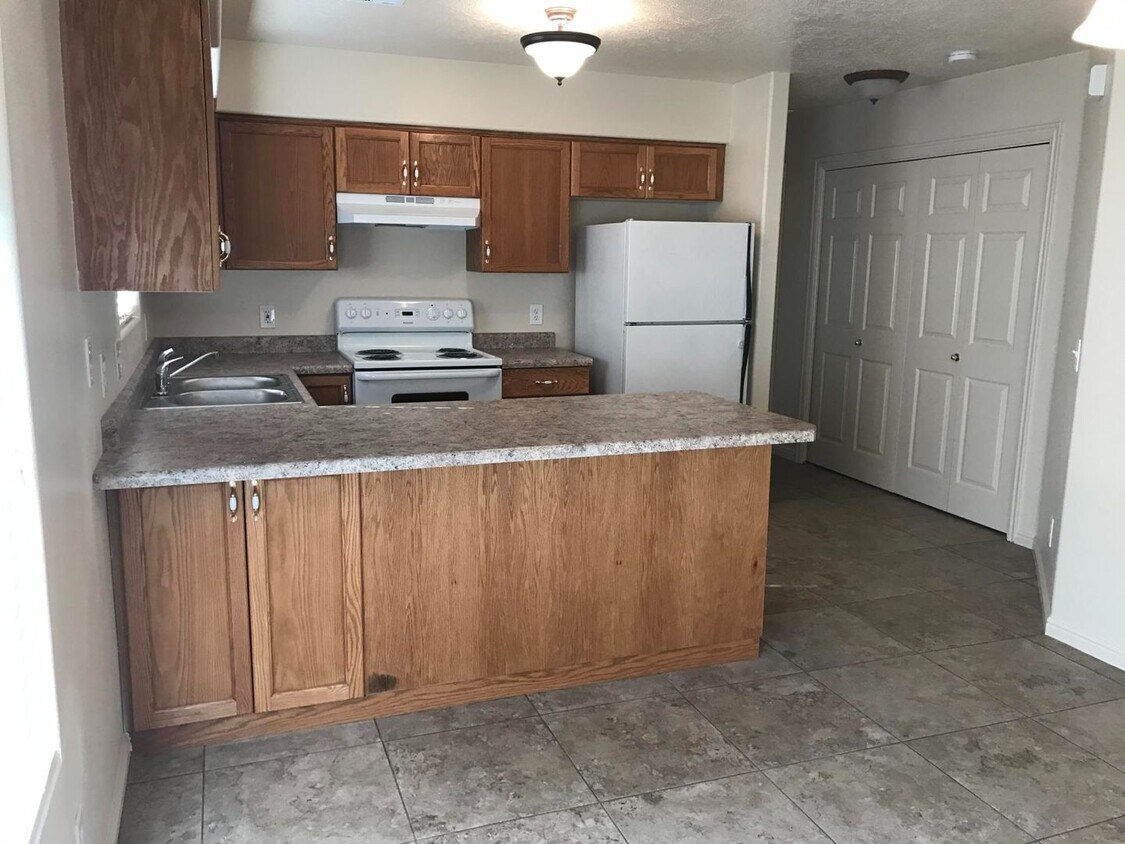 Building Photo - 3 Bedroom 2 bathroom apartment in great lo...