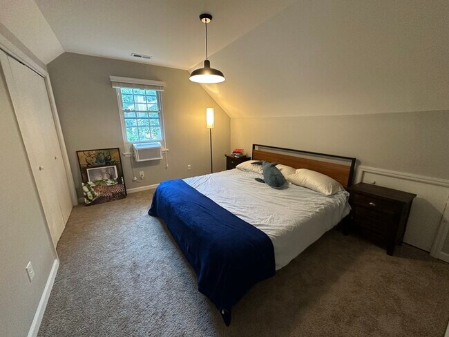Foto del edificio - Charming 2-Bedroom Loft-Style Condo in a P...
