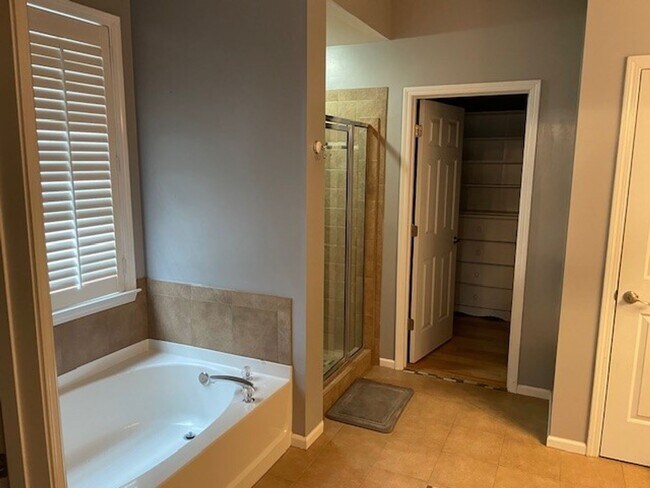 Foto del edificio - PRICE IMPROVEMENT**Move in with NO SECURITY DEPOSIT**46 Fairway Drive - 5BDRM, 4BA Over 5400SF in...