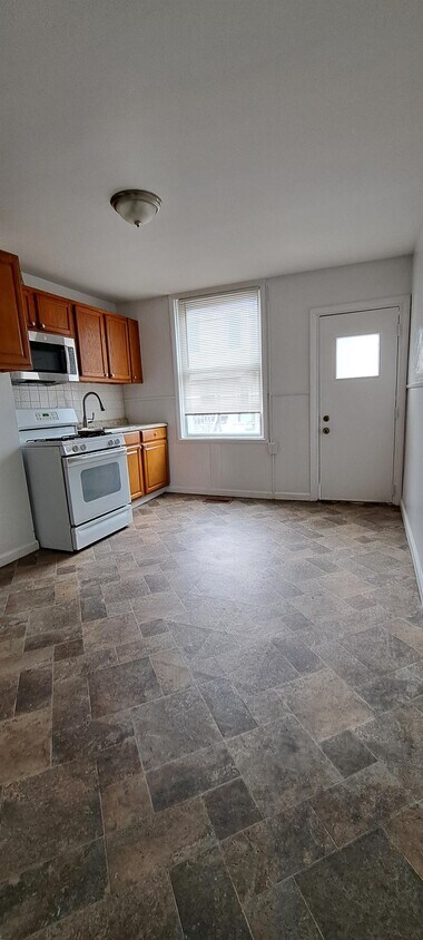 Primary Photo - 418 N Robinson St