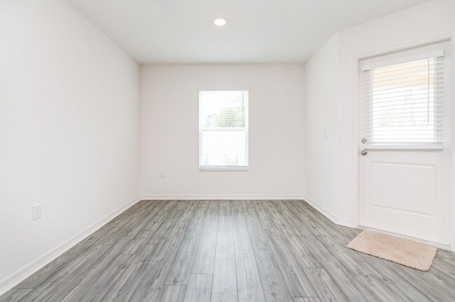 Building Photo - Lovely 2 Bed/2.5 Bath Townhome FOR RENT in...