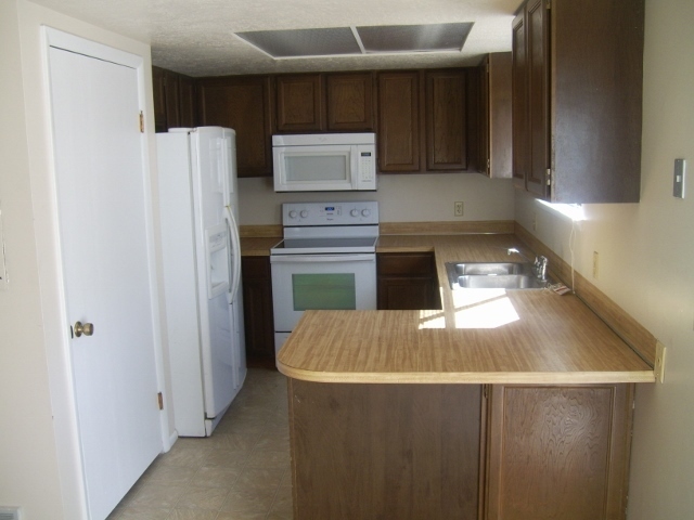 Foto principal - Two bedroom Home, Roy; 1,300 sq ft; Privat...